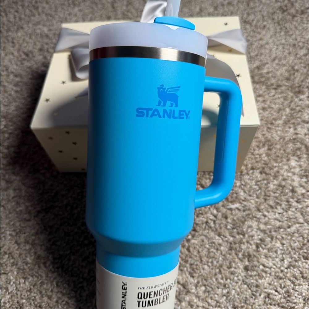 Stanley Quencher Travel Mug in Bright Blue with Handle